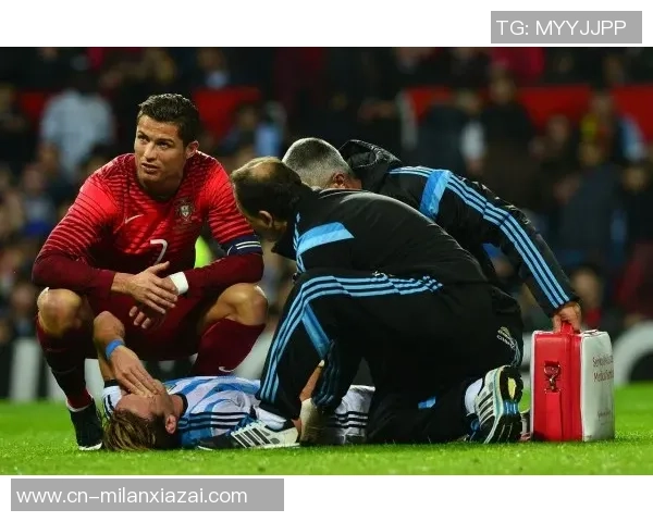 亚历山大与小乔丹手牵手脱离战圈轻松聊天展现友谊的温暖时刻